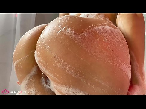 ❤️ Zeshkania masturbon pidhin me vibrator deri në orgazmë intensive në dush Porno e bukur tek ne ❌