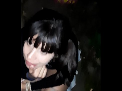 ❤️ Në rrugë penisi i fryrë në këmbim të karamele Porno e bukur tek ne ❌