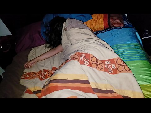 ❤️ Njërku qorton njerkën e tij të re ndërsa ajo fle. Porno e bukur tek ne ❌